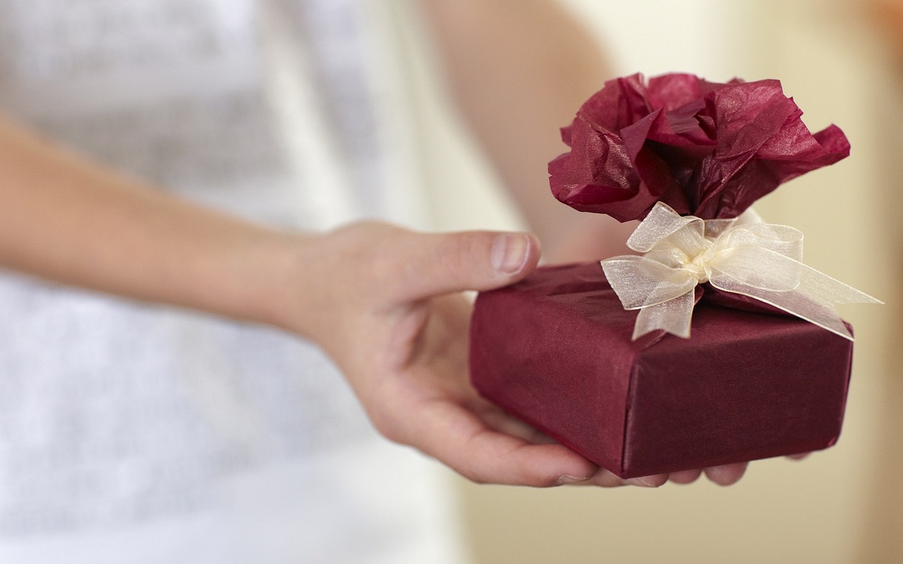 Offrir un cadeau à un adolescent ou une adolescente : quel bijou choisir ?
