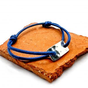 Bracelet plaque martelée avec cordon de couleur